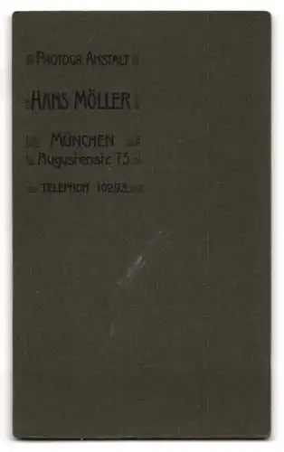 Fotografie Hans Möller, München, junger Soldat in Uniform mit Pickelhaube Rosshaarbusch und Säbel