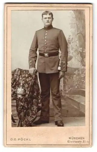 Fotografie O. C. Pöckl, München, bayerischer Soldat in Uniform nebst Pickelhaube