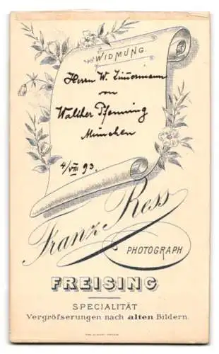 Fotografie Franz Ress, Freising, junger Student Walther Pfenning im Anzug mit Couleur und Schirmmütze, 1893