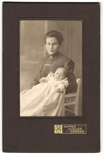 Fotografie Alfred Kugler, Ebingen, junger Mutter mit ihrem Kleinkind im Arm, Mutterglück