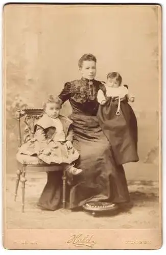 Fotografie M. held, Horgen, junge Mutter Frau Bleiler (Concierge im Insel Hotel) mit Kindern im Atelier, Mutterglück