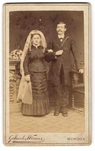 Fotografie Gebrüder Werner, München, junges Brautpaar im schwarzen Hochzeitskleid mit Schleier