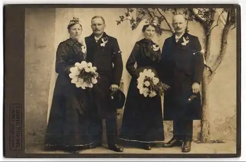 Fotografie Ludwig Strobel, Obing, zwei Brautpaare am Hochzeitstag in schwarzen Brautkleidern