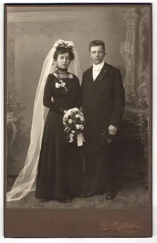 Fotografie G. Stoffleth, Singen / Hohentwiel, junges Hochzeitspaar im schwarzen Brautkleid mit Brautstrauss