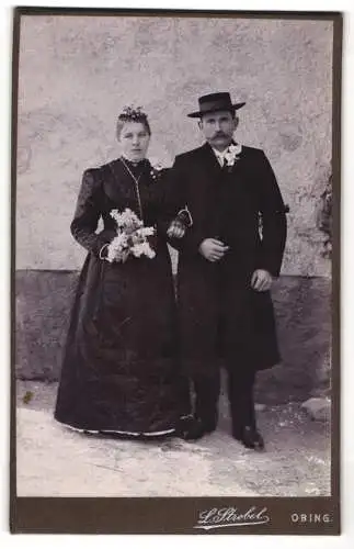 Fotografie L. Strobel, Obing, österreichisches Ehepaar im schwarzen Brautkleid und im Anzug