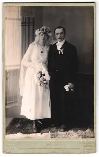 Fotografie A. Emmerling, Trautenau, Brautpaar im Hochzeitskleid mit Schleier und im Anzug