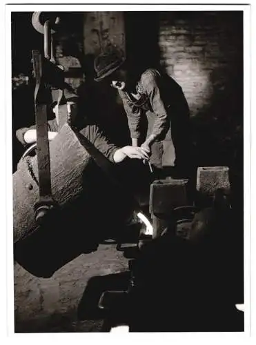 4 Fotografien Paulsen, Düsseldorf, Ansicht Düsseldorf, Arbeiter einer Eisengiesserei beim Abstich am Schmelztigel 1958