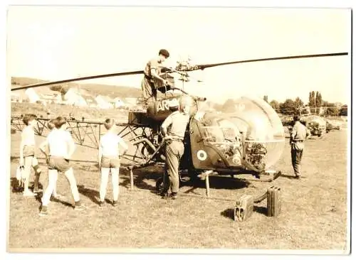 2 Fotografien Helikopter Bell 47-G der US-Army, Kinder betrachten Hubschrauber beim Tag der offenen Tür