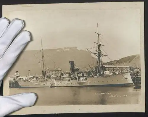 Fotografie unbekannter Fotograf, Ansicht Kapstadt, SMS Seeadler liegt im Hafen von Kapstadt, 1909