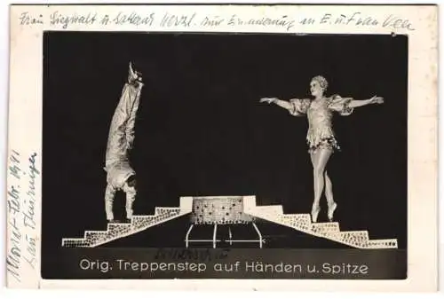 Fotografie unbekannter Fotograf und Ort, Zirkus Akrobaten, Orig. Treppenstep auf Händen u. Spitze
