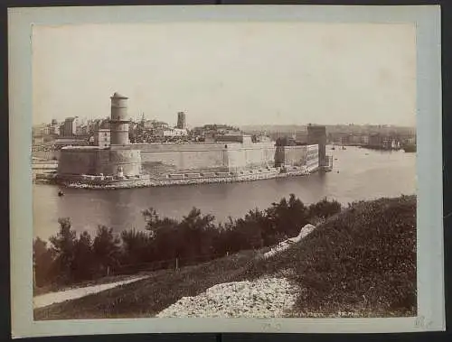 Fotografie Neurdein Freres, Paris, Ansicht Marseille, Quai et Bassin de la Joliette, Rückseite Fort Saint-Jean