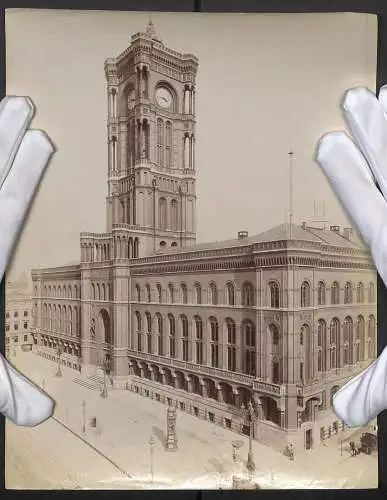 Fotografie Leon & Levy, Paris, Ansicht Berlin, das rote Rathaus mit Litfasssäule und Wettersäule, Grossformat 22 x 28cm