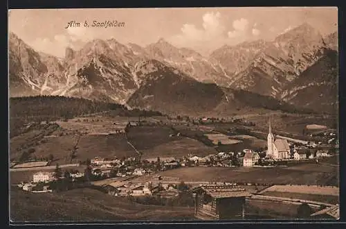 AK Alm b. Saalfelden, Ortsansicht mit Kirche und Gebirge