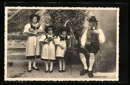 AK Famiglia Vill, Musikerfamilie in Trachten mit Geigen und Cello