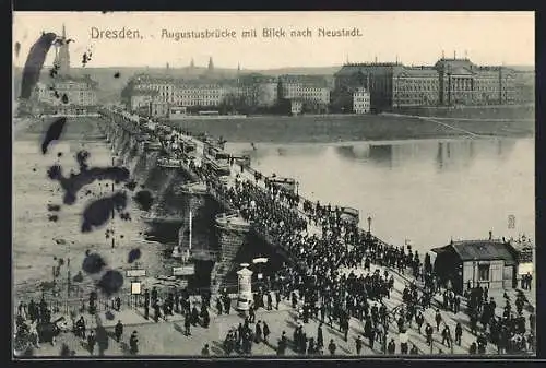 AK Dresden-Neustadt, Augustusbrücke mit Blick nach Neustadt