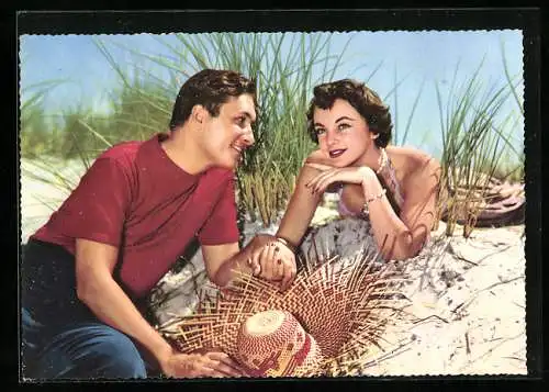 AK Frau im Bikini hält Hand ihres Freundes am Strand