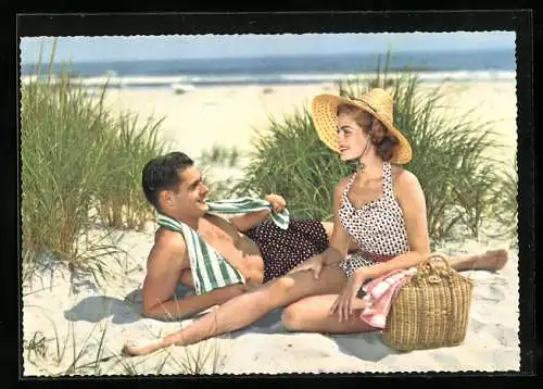 AK Junges Paar in Badekleidung am Strand