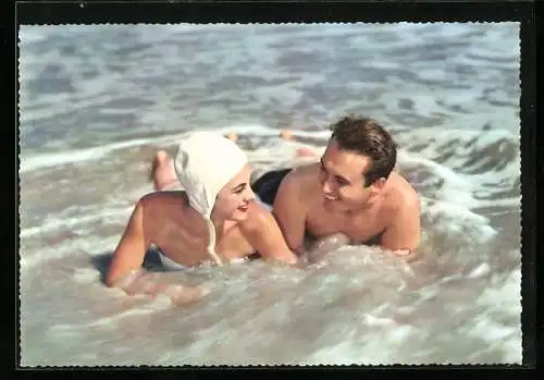 AK Glückliches Paar in Badekleidung liegend im Wasser