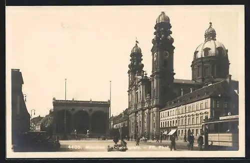 AK München, Passanten auf dem Odeonsplatz