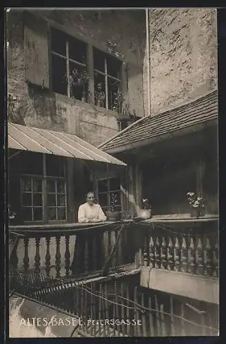 AK Basel, Altes Basel, Petersgasse, ein Hofwinkel mit Bewohnerin