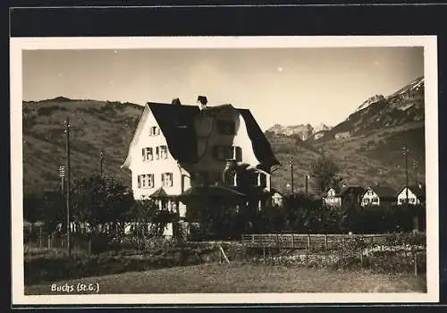 AK Buchs, Gebäudeansicht mit Bergen