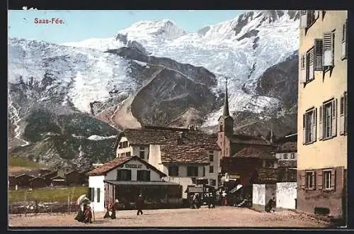 AK Saas-Fée, Ortsansicht mit Kirche gegen die Berge