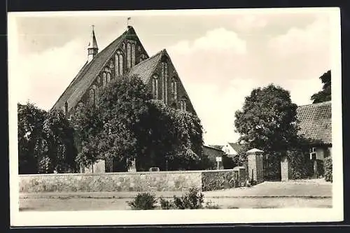 AK Wiek /Rügen, Strassenpartie an der 700-jährigen Kirche