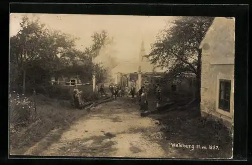 Foto-AK Waldburg, Ortspartie mit Anwohnern 1927