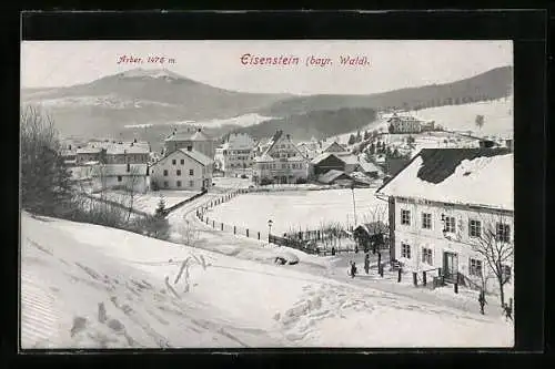 AK Bayerisch Eisenstein, Ortsansicht mit Bergpanorama im Winter