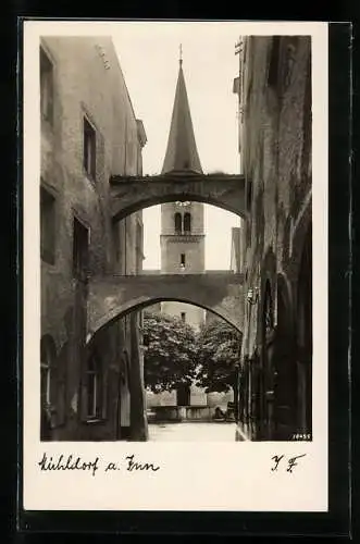 AK Mühldorf a. Inn, Die Kirche von einer Gasse aus