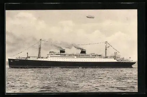 AK Passagierschiff S. S. Manhattan wird von einem Zeppelin begleitet