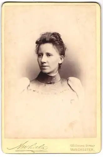 Fotografie A. Whitla, Manchester, 180, Oxford Street, Junge Dame im Kleid mit Kragenbrosche