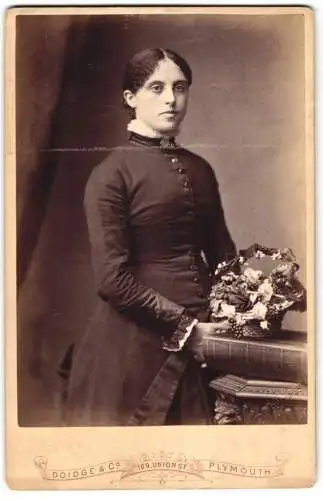 Fotografie Doidge & Co., Plymouth, 169, Union St., Junge Dame im Kleid mit Kragenbrosche