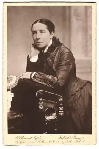 Fotografie R. Clements Lyttle, Belfast, Hübsche Dame in festlicher Kleidung