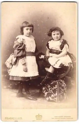 Fotografie Pragnell & Co., London, 164, Sloane Street, Zwei kleine Mädchen in hübschen Kleidern