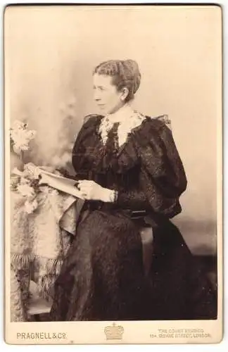 Fotografie Pragnell & Co., London, 164, Sloane Street, Hübsche Dame im eleganten Kleid