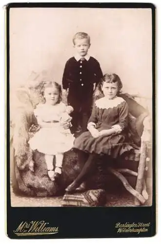 Fotografie Mrs. Williams, Wolverhampton, Darlington Street, Drei Kinder in hübscher Kleidung