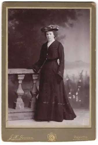 Fotografie J. H. German, Paignton, Elegante Dame mit einem Hut