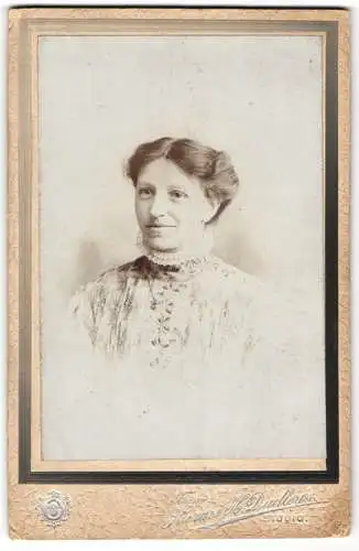Fotografie Horace H. Dudley`s, Ort unbekannt, Junge Dame mit zeitgenössischer Frisur