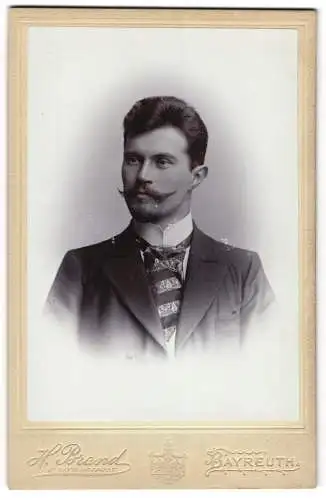 Fotografie H. Brand, Bayreuth, Junger Herr im Anzug mit Krawatte
