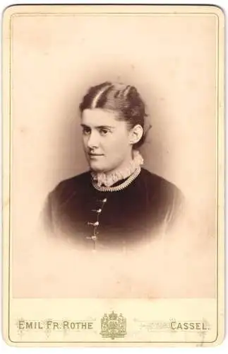 Fotografie Emil Fr. Rothe, Kassel, Junge Dame mit zurückgebundenem Haar