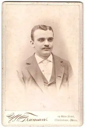 Fotografie G. W. Freeman, Charlestown, Mass., 19, Main Street, Eleganter Herr mit Zwirbelbart