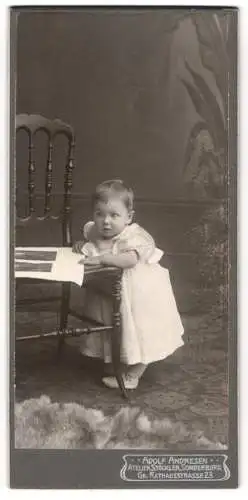 Fotografie Adolf Andresen, Sonderburg, Gr. Rathausstr. 23, Kleines Kind im weissen Kleid