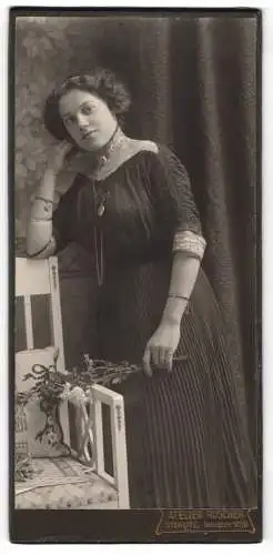 Fotografie Atelier Roscher, Steglitz, Schlossstr. 107-8, Junge Dame im hübschen Kleid