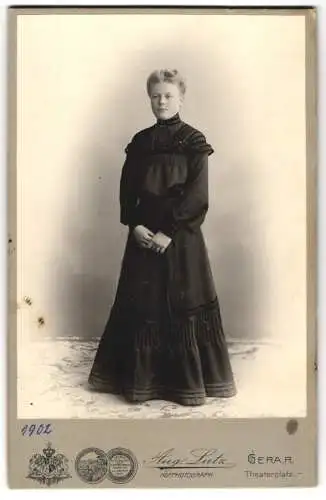 Fotografie August Lutz, Gera-Reuss, Theaterplatz, Junge Dame im schwarzen Kleid