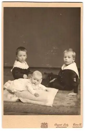 Fotografie August Lutz, Gera-Reuss, Theaterplatz, Zwei kleine Jungen in Matrosenanzügen mit einem Baby
