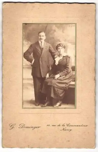 Fotografie G. Dominger, Nancy, 10, Rue de la Commanderie, Ehepaar in eleganter Kleidung