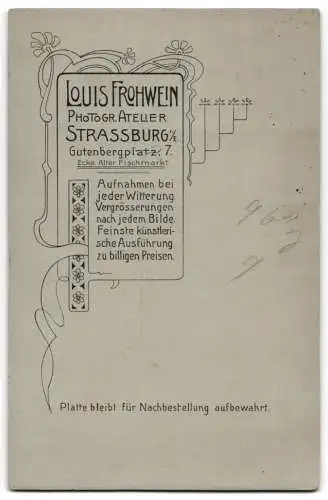 Fotografie Louis Frohwein, Strassburg i. E., Gutenbergplatz 7, Hübscher Knabe im Anzug mit Fliege