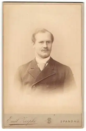 Fotografie Emil Zoepke, Spandau, Stresow-Platz 16, Stattlicher Herr im Anzug mit Krawatte