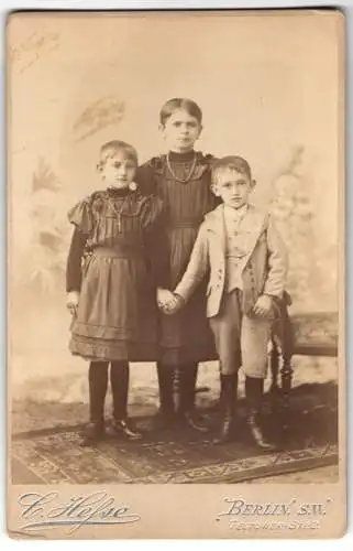 Fotografie C. Hesse, Berlin, Teltower-Str. 3, Drei Kinder in zeitgenössischer Kleidung